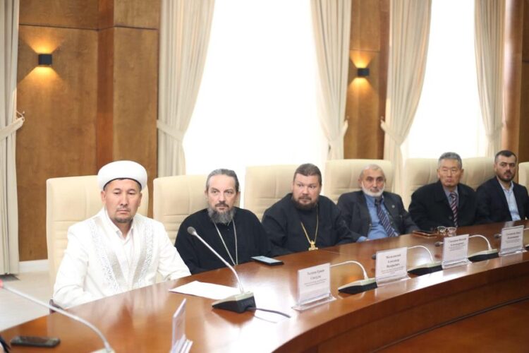 ТҮРКІСТАНДА ДІНИ КОНФЕССИЯ БАСШЫЛАРЫ КЕЗДЕСТІ