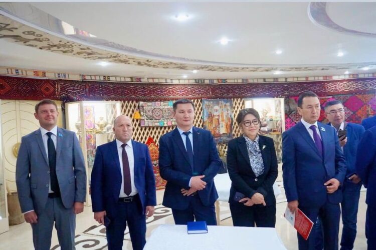 МӘСЛИХАТТАРДЫҢ ЖҰМЫСЫ ЖҮЙЕЛЕНГЕН КІТАП ЖАРЫҚҚА ШЫҚТЫ