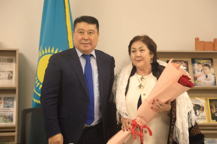 ТҮРКІСТАН: БАСҚАРМА БАСШЫСЫ АРДАГЕР КІТАПХАНАШЫЛАРҒА ҚҰРМЕТ КӨРСЕТТІ