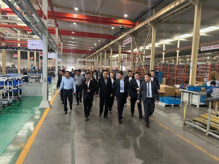 ТҮРКІСТАН ОБЛЫСЫНЫҢ ДЕЛЕГАЦИЯСЫ ҚЫТАЙДЫҢ АЛЫП КӘІСПОРЫНДАРЫН АРАЛАП, ИНВЕСТОРЛАРМЕН КЕЛІССӨЗДЕР ЖҮРГІЗДІ