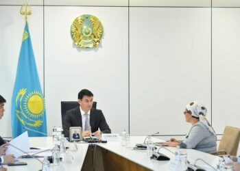 ТҮРКІСТАН: ДАРХАН САТЫБАЛДЫ ТҰРҒЫНДАРДЫ ҚАБЫЛДАП, ӨТІНІШТЕРІН ТЫҢДАДЫ