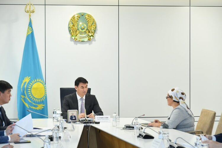 ТҮРКІСТАН: ДАРХАН САТЫБАЛДЫ ТҰРҒЫНДАРДЫ ҚАБЫЛДАП, ӨТІНІШТЕРІН ТЫҢДАДЫ