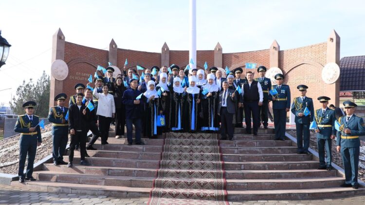 АРЫСТА РЕСПУБЛИКА КҮНІ МЕРЕКЕСІНЕ ОРАЙ, МЕМЛЕКЕТТІК ТУ КӨТЕРУ РӘСІМІ ӨТТІ