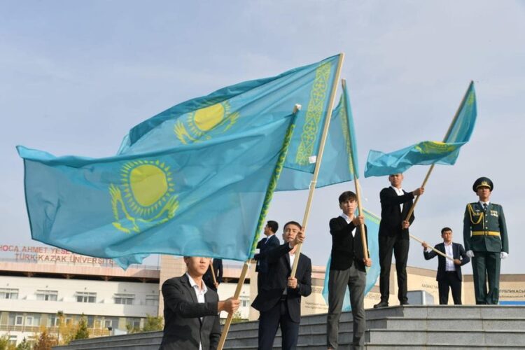 ТҮРКІСТАНДА РЕСПУБЛИКА КҮНІ МЕМЛЕКЕТТІК ТУДЫ КӨТЕРУ РӘСІМІ ӨТТІ
