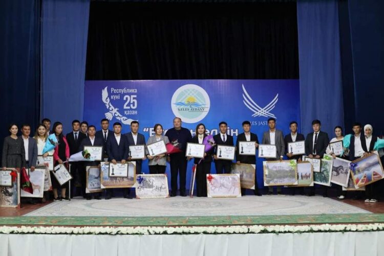 ТҮРКІСТАН: КЕЛЕСТЕ РЕСПУБЛИКА КҮНІ ЖӘНЕ АУДАННЫҢ 5 ЖЫЛДЫҒЫ КЕҢ КӨЛЕМДЕ АТАЛЫП ӨТТІ