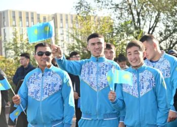 В ДЕНЬ РЕСПУБЛИКИ В ШЫМКЕНТЕ ТОРЖЕСТВЕННО ПОДНЯЛИ ГОСУДАРСТВЕННЫЙ ФЛАГ