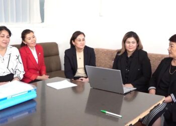 ТҮРКІСТАН ОБЛЫСЫНДА АЛТЫ ТІЛДІ БІЛЕТІН МЕКТЕП МҰҒАЛІМІ АУЫЛ БАЛАЛАРЫН ОҚЫТЫП ЖҮР