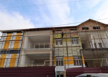 ТҮРКІСТАН: ТӨЛЕБИДЕ 80 ОРЫНҒА АРНАЛҒАН ОҚУШЫЛАР ҮЙІ САЛЫНУДА