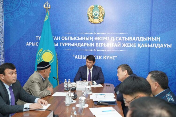 ДАРХАН САТЫБАЛДЫ АРЫСТЫҚ ТҰРҒЫНДАРДЫҢ ӨТІНІШІН ТЫҢДАДЫ