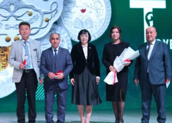 ТҮРКІСТАНДА ҚАРЖЫ САЛАСЫНЫҢ ҚЫЗМЕТКЕРЛЕРІНЕ ҚҰРМЕТ КӨРСЕТІЛДІ