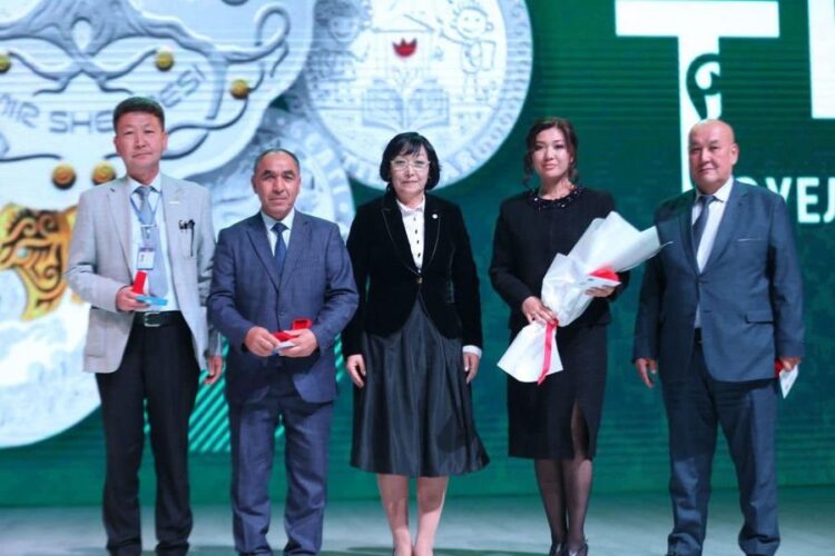 ТҮРКІСТАНДА ҚАРЖЫ САЛАСЫНЫҢ ҚЫЗМЕТКЕРЛЕРІНЕ ҚҰРМЕТ КӨРСЕТІЛДІ