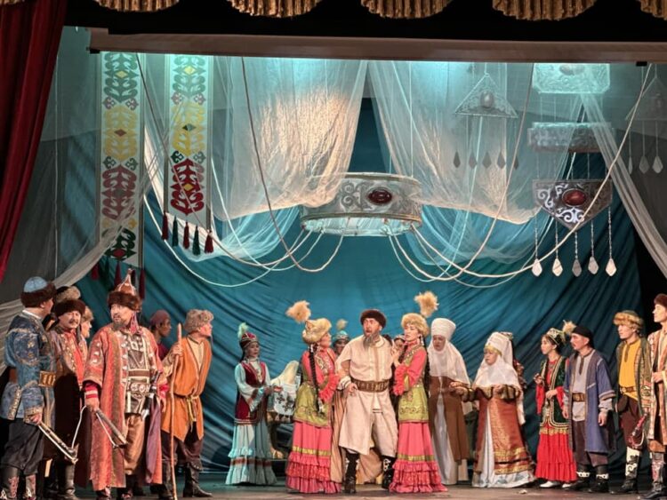 ТҮРКІСТАН: ЖЕТІСАЙ ДРАМА ТЕАТРЫ ТҮРКИЯ АСТАНАСЫНДА ӨНЕР КӨРСЕТТІ