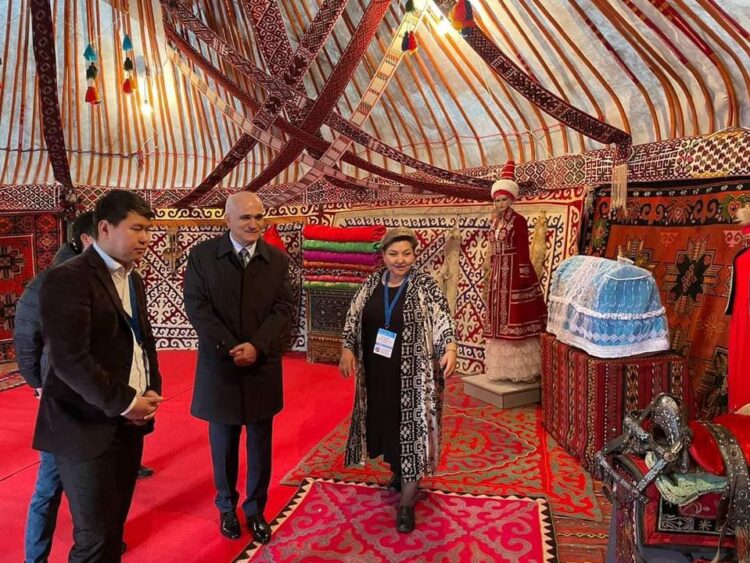 ӘЗЕРБАЙЖАНДА ӨТКЕН ХАЛЫҚАРАЛЫҚ КӨРМЕГЕ ТҮРКІСТАНДЫҚТАР 20 ҚАНАТ КИІЗ ҮЙ ТІКТІ