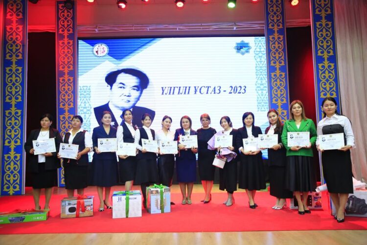 АҚЫН ПЕРНЕБЕК ҮСЕНБАЙ АТЫНДАҒЫ ДӘСТҮРЛІ «ҮЛГІЛІ ҰСТАЗ» БАЙҚАУЫ ӨТТІ