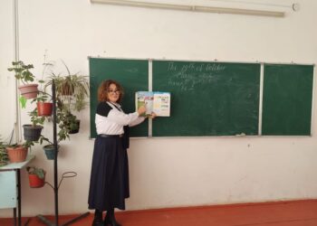 КЕЛЕС: ЕКІ МИЛЛИОН ҚАРАЛЫМ ЖИНАҒАН ТИКТОКЕР МҰҒАЛІМ АУЫЛ МЕКТЕБІНДЕ САБАҚ БЕРЕДІ