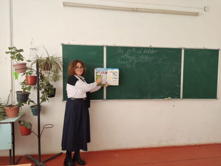 КЕЛЕС: ЕКІ МИЛЛИОН ҚАРАЛЫМ ЖИНАҒАН ТИКТОКЕР МҰҒАЛІМ АУЫЛ МЕКТЕБІНДЕ САБАҚ БЕРЕДІ