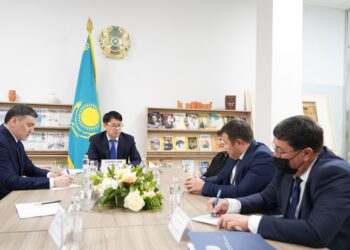 ТҮРКІСТАН: АППАРАТ БАСШЫСЫ ТҰРҒЫНДАРДЫҢ МӘСЕЛЕСІН ТЫҢДАДЫ