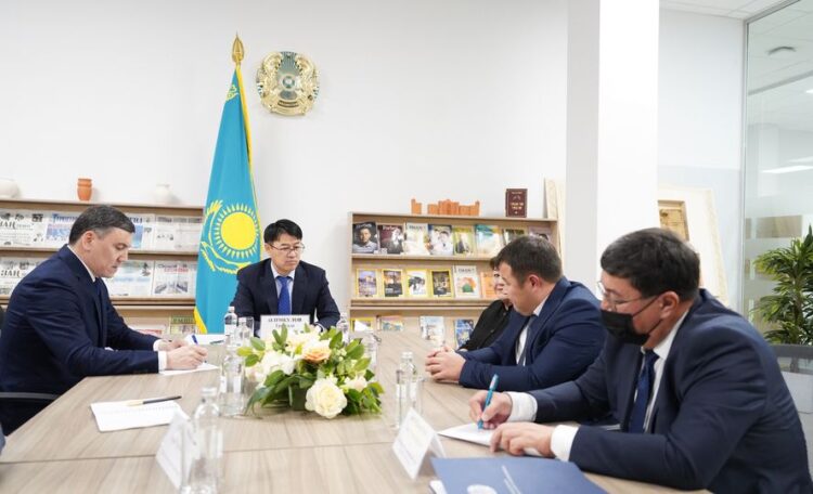 ТҮРКІСТАН: АППАРАТ БАСШЫСЫ ТҰРҒЫНДАРДЫҢ МӘСЕЛЕСІН ТЫҢДАДЫ