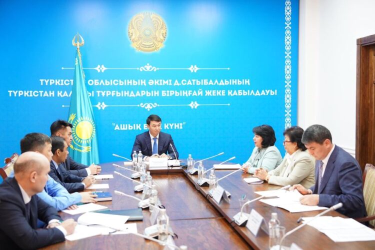 ДАРХАН САТЫБАЛДЫ ТҮРКІСТАНДЫҚ ТҰРҒЫНДАРДЫҢ ӨТІНІШІН ТЫҢДАДЫ