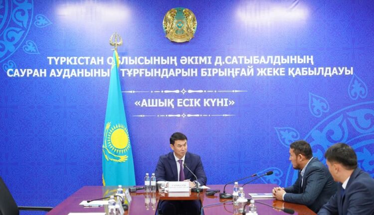 ТҮРКІСТАН ОБЛЫСЫНЫҢ ӘКІМІ ДАРХАН САТЫБАЛДЫ САУРАНДЫҚ ТҰРҒЫНДАРДЫ ҚАБЫЛДАДЫ