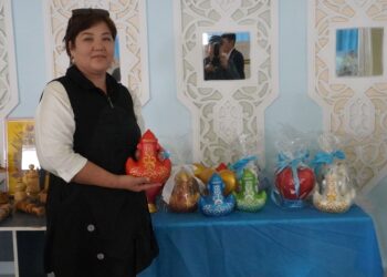 БӘЙДІБЕКТІК ҰСТАЗ ҚОЛДАН БҰЙЫМ ЖАСАУ КӘСІБІН МЕҢГЕРІП, ҚОСЫМША ТАБЫС ТАУЫП ОТЫР