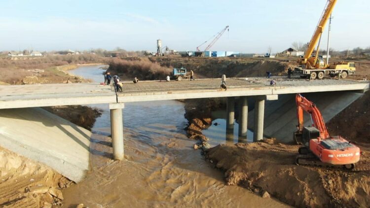 КЕЛЕС: ҚОС АУЫЛДЫ ЖАЛҒАЙТЫН КӨПІРДІҢ ҚҰРЫЛЫСЫ АЯҚТАЛУҒА ТАЯУ