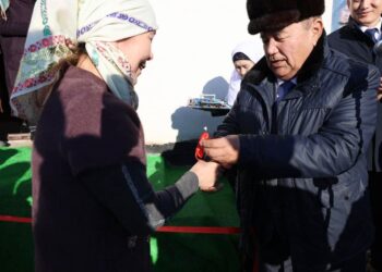 ТҮРКІСТАН: САУРАНДЫҚТАР МҰҚТАЖ ОТБАСЫНА БАСПАНА ТАРТУ ЕТТІ