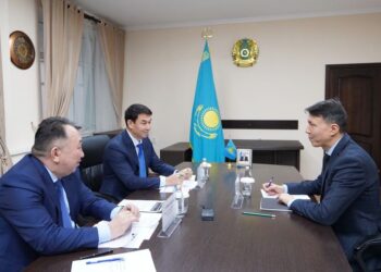 ДАРХАН САТЫБАЛДЫ «ҚАЗАТОМӨНЕРКӘСІП» ҰАК» АҚ БАСҚАРМА ТӨРАҒАСЫМЕН КЕЗДЕСТІ