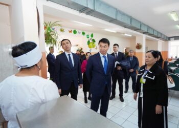 ДАРХАН САТЫБАЛДЫ БӘЙДІБЕК АУДАНЫНДАҒЫ МЕКТЕП-ИНТЕРНАТТЫҢ ЖАЙ-КҮЙІМЕН ТАНЫСТЫ