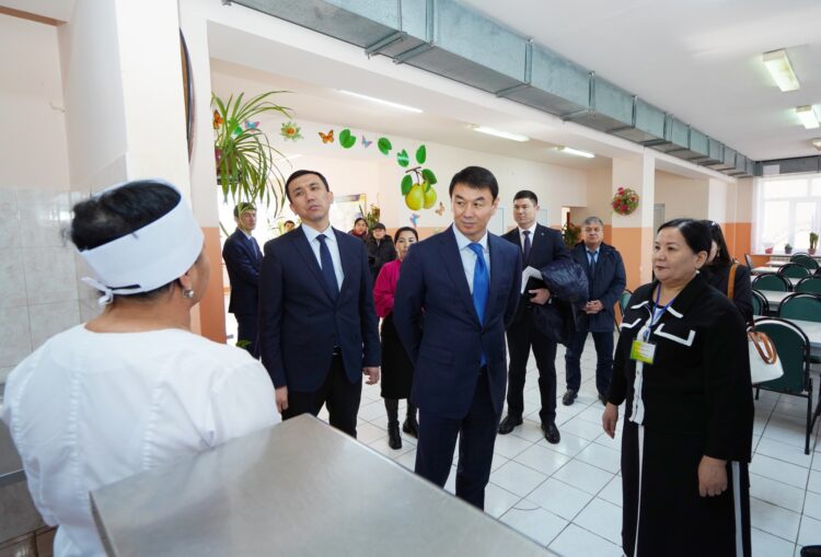 ДАРХАН САТЫБАЛДЫ БӘЙДІБЕК АУДАНЫНДАҒЫ МЕКТЕП-ИНТЕРНАТТЫҢ ЖАЙ-КҮЙІМЕН ТАНЫСТЫ