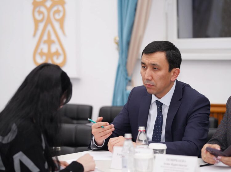 ДАРХАН САТЫБАЛДЫ ТҮЛКІБАС АУДАНЫНДА ЖЕКЕ ҚАБЫЛДАУ ӨТКІЗДІ