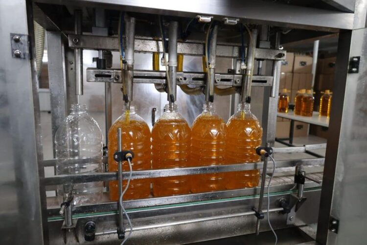 ТҮРКІСТАН: ТӨЛЕБИДЕ МАЙ ӨҢДЕУ ЦЕХЫ ТӘУЛІГІНЕ 4 ТОННА ӨНІМ ШЫҒАРАДЫ