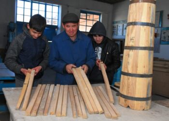 ТҮРКІСТАН: АҒАШ ШЕБЕРІ ДӘСТҮРДІ ДӘРІПТЕП КЕЛЕДІ