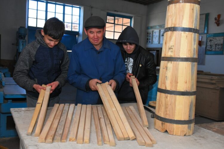 ТҮРКІСТАН: АҒАШ ШЕБЕРІ ДӘСТҮРДІ ДӘРІПТЕП КЕЛЕДІ