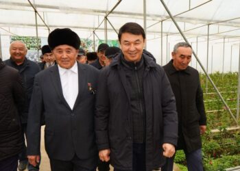 ДАРХАН САТЫБАЛДЫ ШАРУАЛАРМЕН КЕЗДЕСТІ