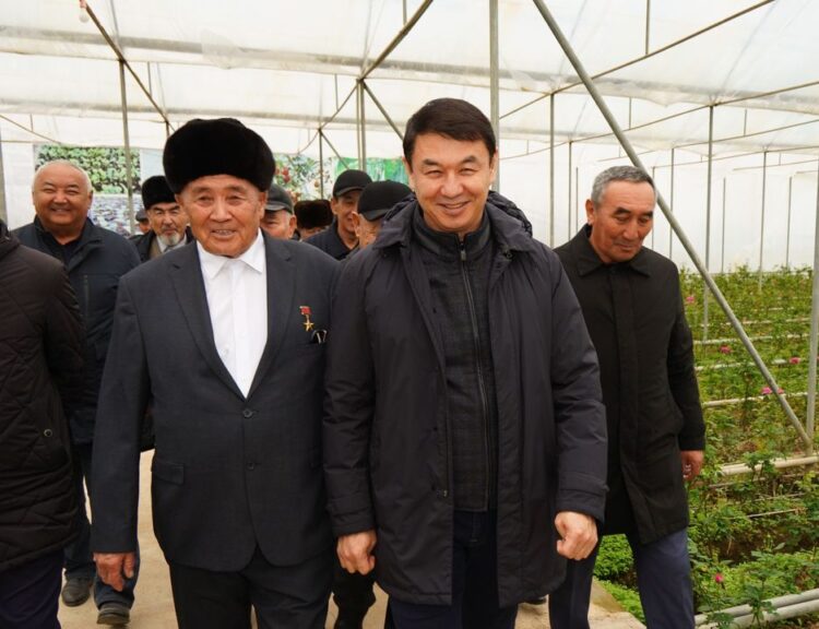 ДАРХАН САТЫБАЛДЫ ШАРУАЛАРМЕН КЕЗДЕСТІ