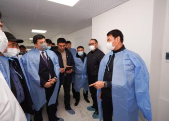 ДАРХАН САТЫБАЛДЫ САРЫАҒАШТАҒЫ ОРТАЛЫҚ АУРУХАНА ҚҰРЫЛЫСЫНА ЖАУАПТЫЛАРМЕН КЕЗДЕСТІ