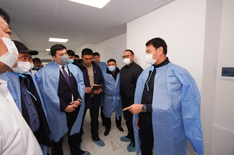 ДАРХАН САТЫБАЛДЫ САРЫАҒАШТАҒЫ ОРТАЛЫҚ АУРУХАНА ҚҰРЫЛЫСЫНА ЖАУАПТЫЛАРМЕН КЕЗДЕСТІ