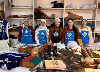 ТҮРКІСТАН: АРЫСТЫҚ ОТБАСЫ МЕМЛЕКЕТТІК ҚОЛДАУМЕН ҰЛТТЫҚ ҚОЛӨНЕРДІ КӘСІП ЕТІП ОТЫР