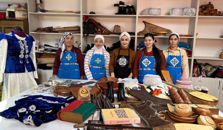 ТҮРКІСТАН: АРЫСТЫҚ ОТБАСЫ МЕМЛЕКЕТТІК ҚОЛДАУМЕН ҰЛТТЫҚ ҚОЛӨНЕРДІ КӘСІП ЕТІП ОТЫР