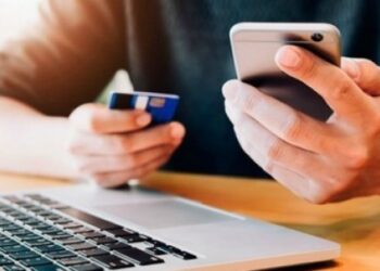 Учаскелік полиция инспекторлары халыққа жадынамалар таратуда