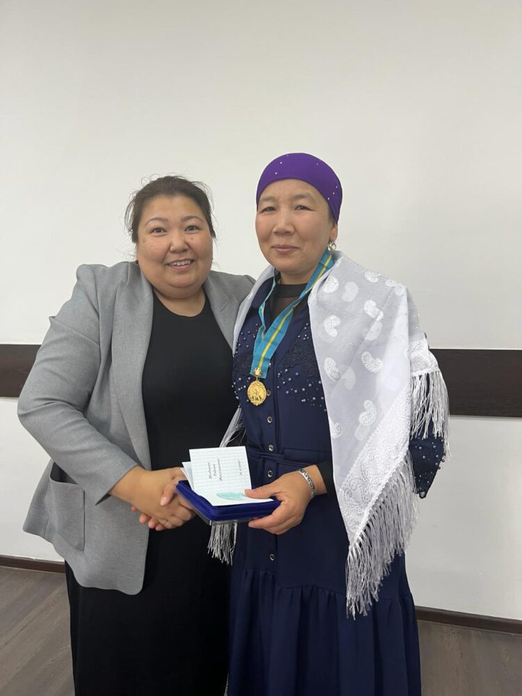 АБАЙ АУДАНЫ: АЛТЫН ҚҰРСАҚТЫ АНАЛАР ТӨСБЕЛГІЛЕРМЕН МАРАТТАЛДЫ