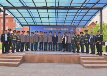 ШЫМКЕНТ ҚАЛАСЫНЫҢ ӘКІМІ ӘСКЕРИ ҚЫЗМЕТШІЛЕРДІ МЕРЕКЕМЕН ҚҰТТЫҚТАДЫ