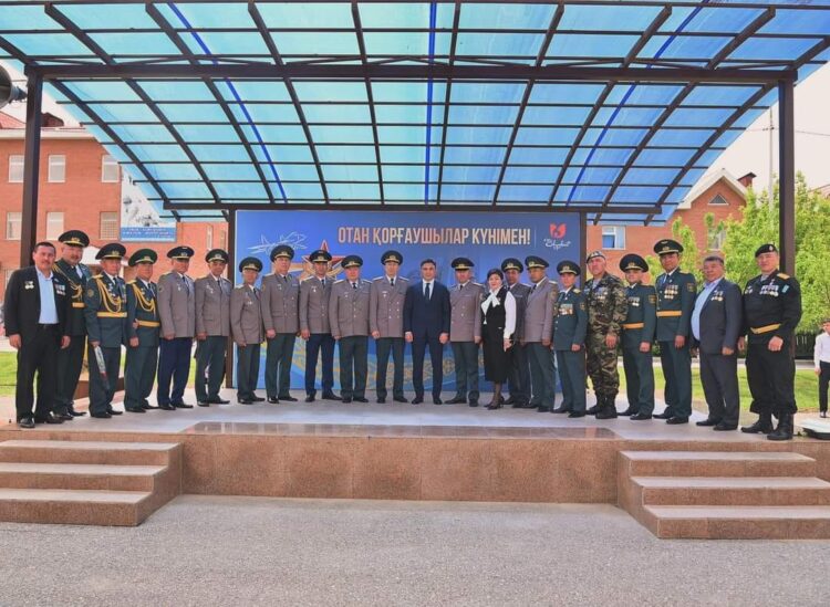 ШЫМКЕНТ ҚАЛАСЫНЫҢ ӘКІМІ ӘСКЕРИ ҚЫЗМЕТШІЛЕРДІ МЕРЕКЕМЕН ҚҰТТЫҚТАДЫ