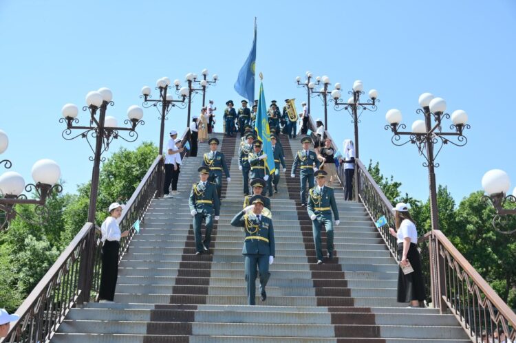 ЖАСТАР МЕМЛЕКЕТТІК РӘМІЗДЕРДІ ҰЛЫҚТАДЫ