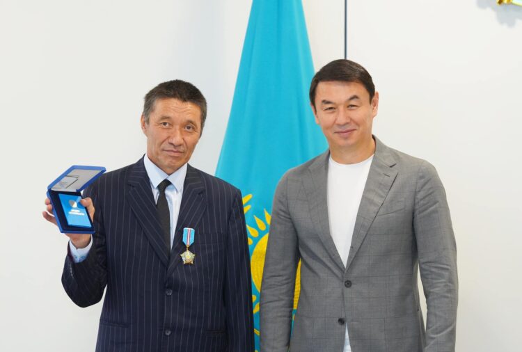 ТҮРКІСТАНДА ТӘЖІРИБЕЛІ МЕТАЛЛУРГКЕ «ҚҰРМЕТ» ОРДЕНІ ТАПСЫРЫЛДЫ