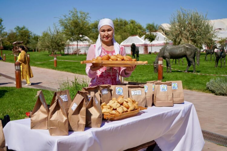 «ӨНЕРЛІ ӨЛКЕ»: КЕНТАУЛЫҚТАР ТҮРКІСТАНДА БІР ТОННА БАУЫРСАҚ ТАРАТТЫ