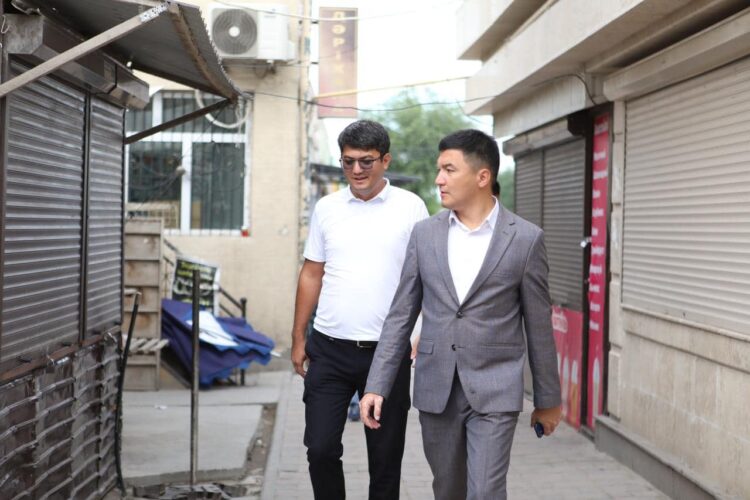 «ТАЗА ҚАЗАҚСТАН»: ТҮРКІСТАННЫҢ ОРТАЛЫҚ БАЗАРЫНДА ТАЗАЛЫҚ ЖҰМЫСТАРЫ КҮШЕЙТІЛДІ