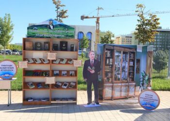 ТҮРКІСТАНДЫҚТАР АБАЙ ЕСКЕРТКІШІНЕ ГҮЛ ШОҚТАРЫН ҚОЙДЫ