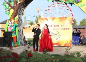 ТҮРКІСТАНДА АШЫҚ АСПАН АСТЫНДА «АЛТЫН КҮЗ ӘУЕНДЕРІ» ӘУЕЛЕДІ